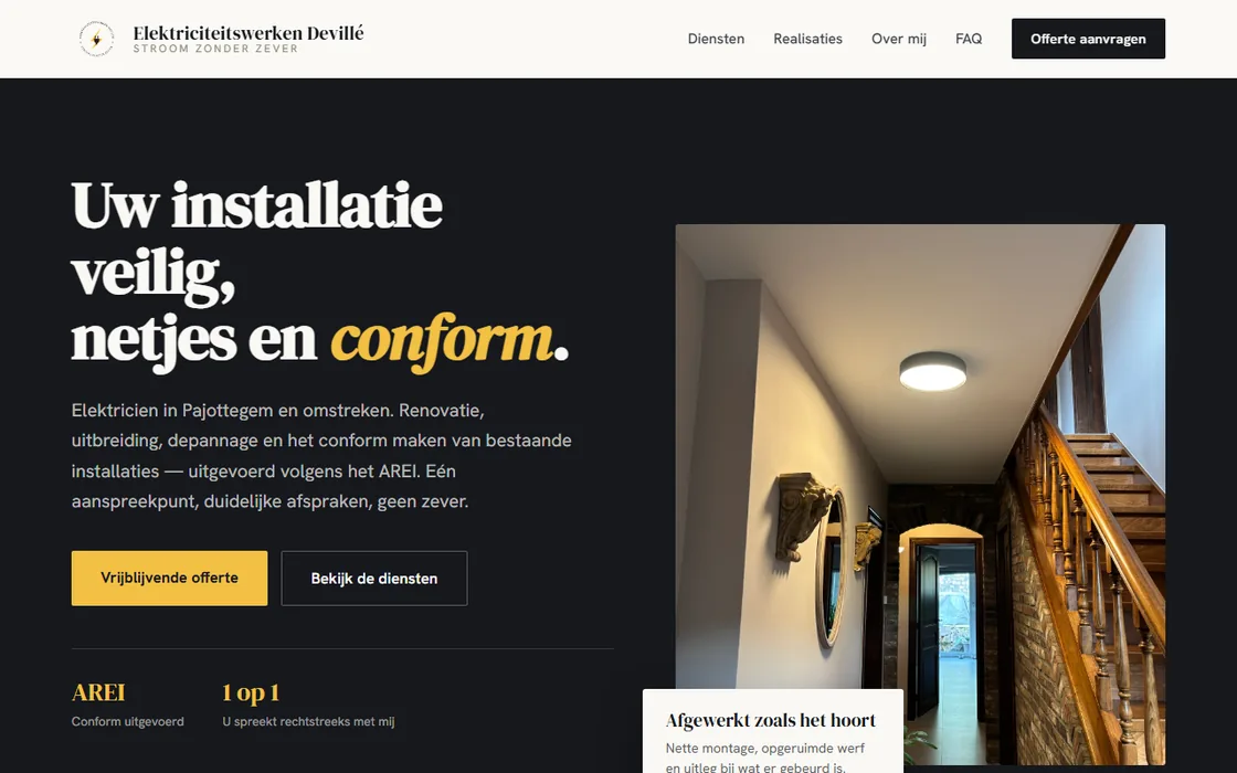 Startscherm van elektriciteitswerken-deville.be: donkere achtergrond met de kop 'Uw installatie veilig, netjes en conform', een foto van een afgewerkte gang en twee knoppen.